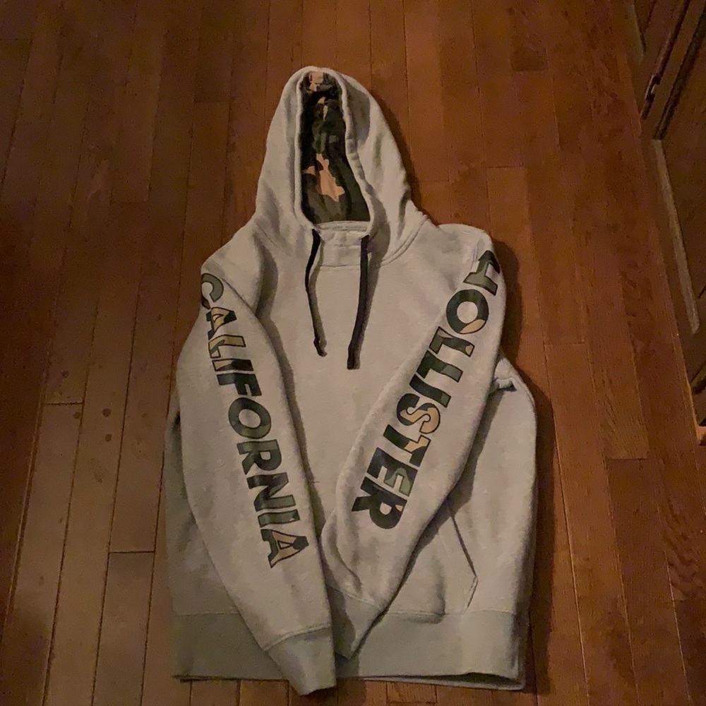 Men’s Hollister camo detail hoodie. Like new . Smoke free home.